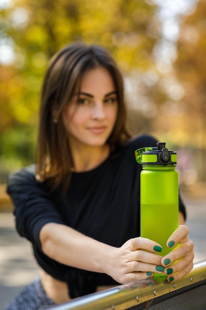 Foto donna con una bottiglia d'acqua