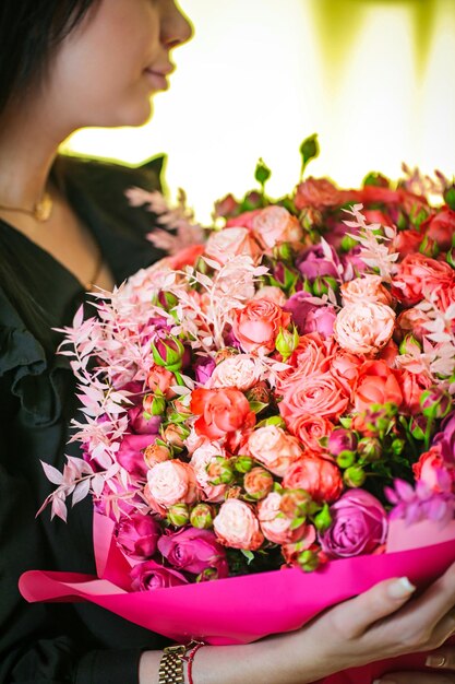 Foto donna con un bouquet di fiori in mano