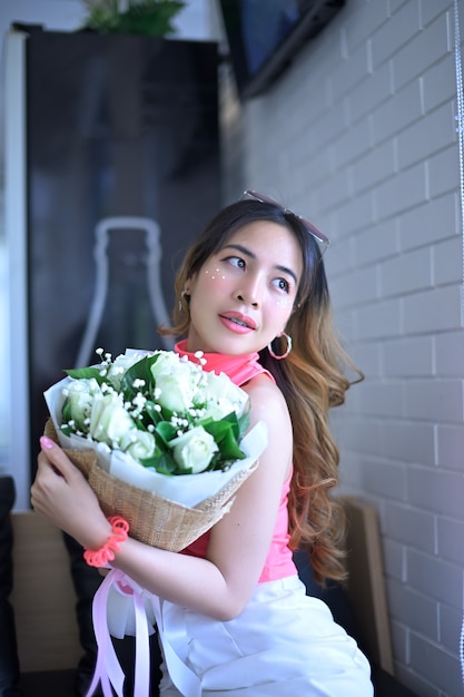 Женщина держит букет цветов