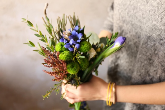 生花の花束を持っている女性