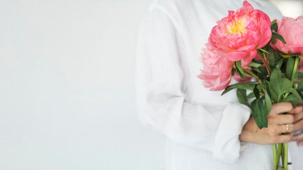 牡丹の花束を持っている女性