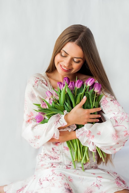 チューリップの花束を持つ女性