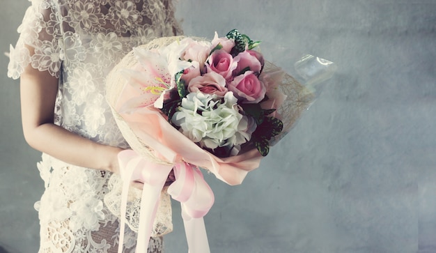 Photo woman holding a bouquet of white flowers