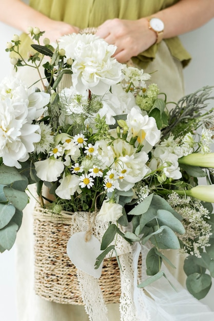 白い花の花束を持っている女性