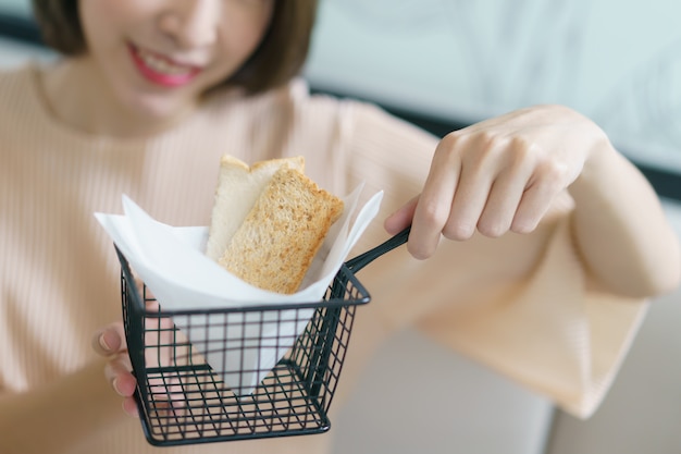 여자가 그녀의 손에 빵 바구니를 들고