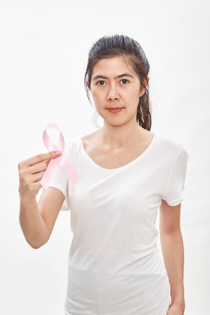 사진 색 배경 에 유방 암 에 대한 인식 리본 을 들고 있는 여자