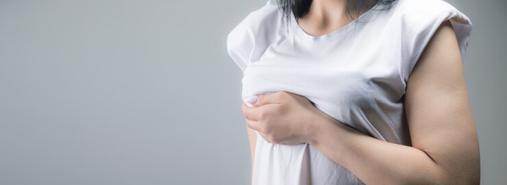가슴을 손에 들고 여자입니다. 가슴 통증 개념