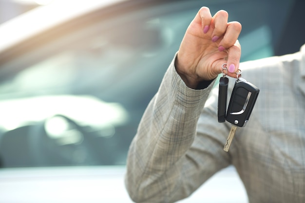 車のキーを保持している女性