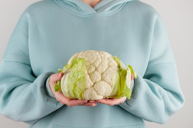 Photo woman holding a cauliflower head