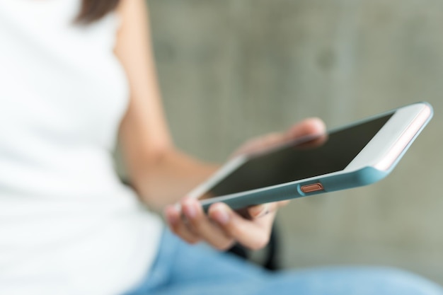 写真 携帯電話を持つ女性