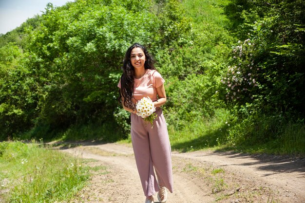 Photo woman holding chamomiles