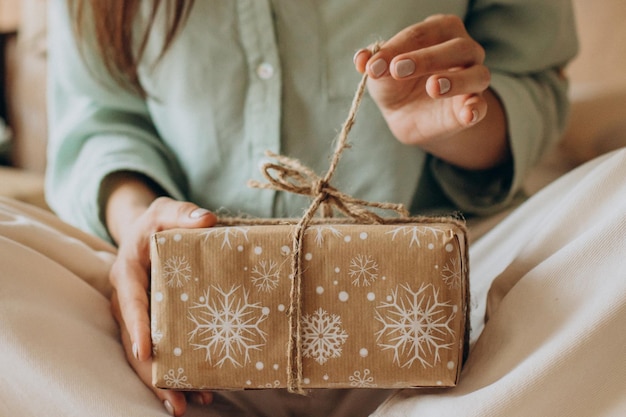 クリスマスプレゼントを持っている女性のクローズアップ写真