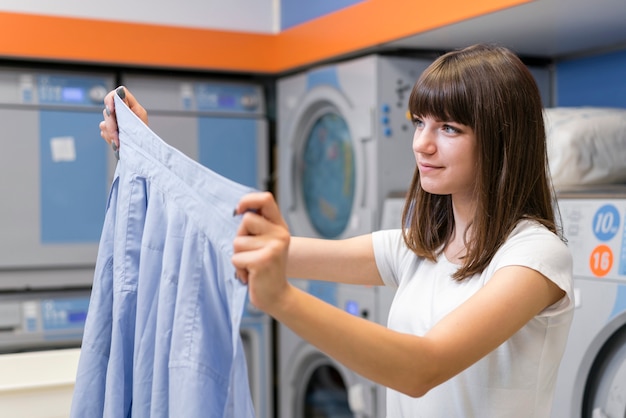 Photo woman holding clean suit shirt