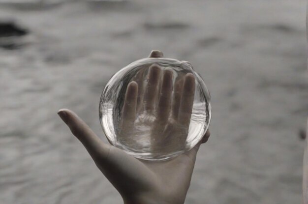 Foto donna che tiene l'acqua limpida in mano