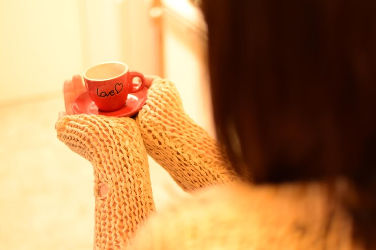 Photo 拿着咖啡杯的女人