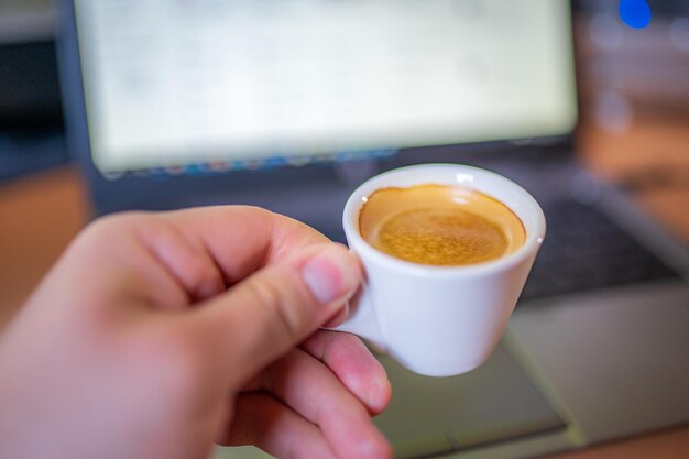 Foto donna con una tazza di caffè