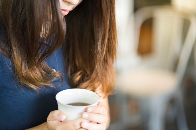 사진 커피 컵 을 들고 있는 여자