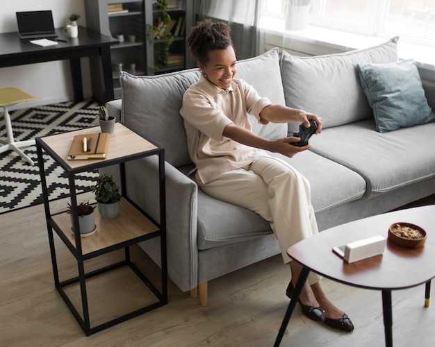 Photo woman holding controller full shot