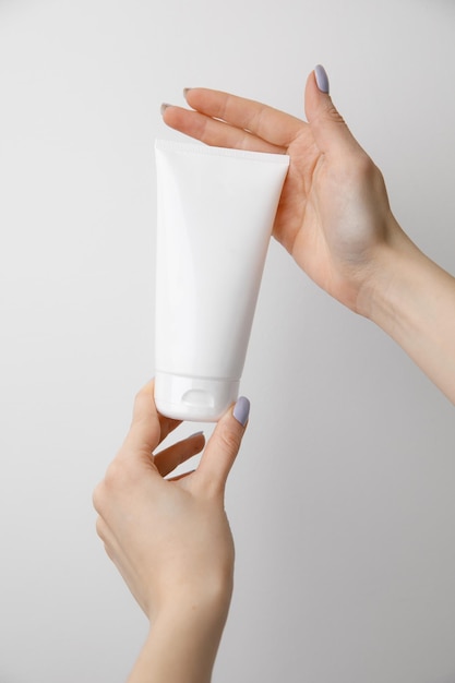 Photo woman holding a cream tube