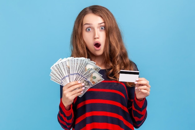 クレジットカードを持っている女性とキャッシュバック通貨交換に驚いた紙幣のファン