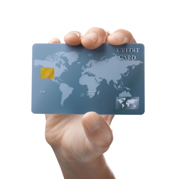 白い背景の上のクレジット カードを保持している女性