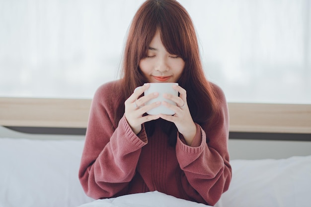 Женщина держит чашку кофе, чай, молоко