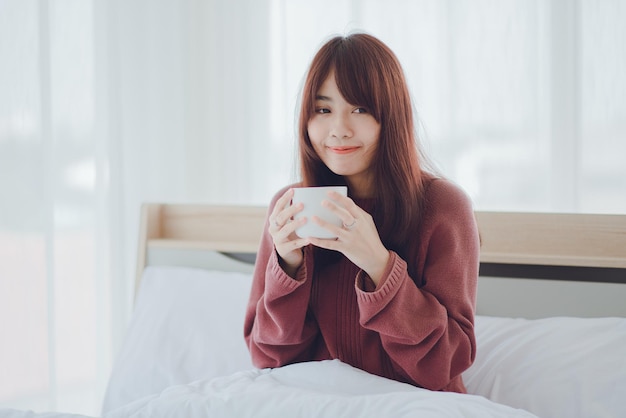 Donna che tiene una tazza di caffè tè latte