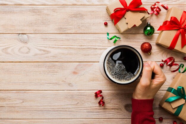 Foto donna con una tazza di caffè donna con le mani che tengono una tazza con caffè caldo concetto di inverno e natale