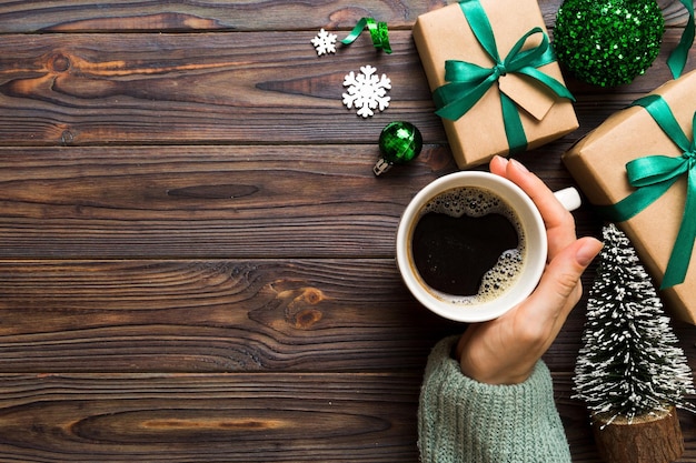 写真 温かいコーヒーを手にしている女性 冬とクリスマスの時間のコンセプト