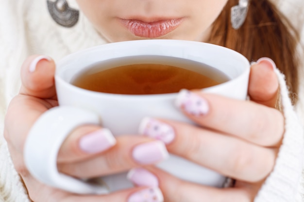 Foto donna che tiene tazza di tè