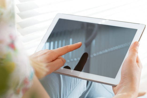 Photo woman holding digital tablet, closeup