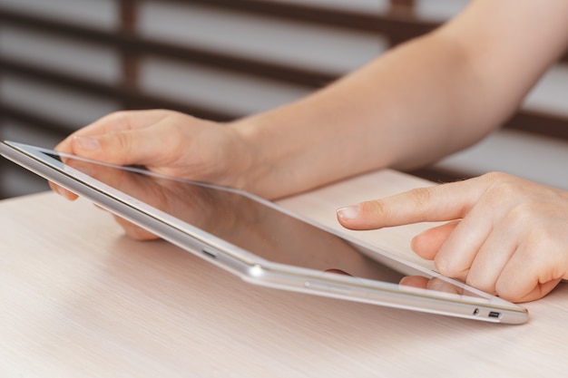 デジタルタブレット、クローズアップを保持している女性