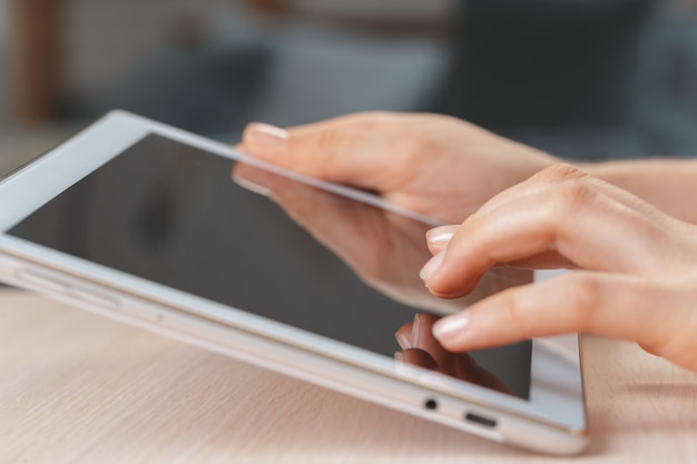 Photo woman holding digital tablet, closeup