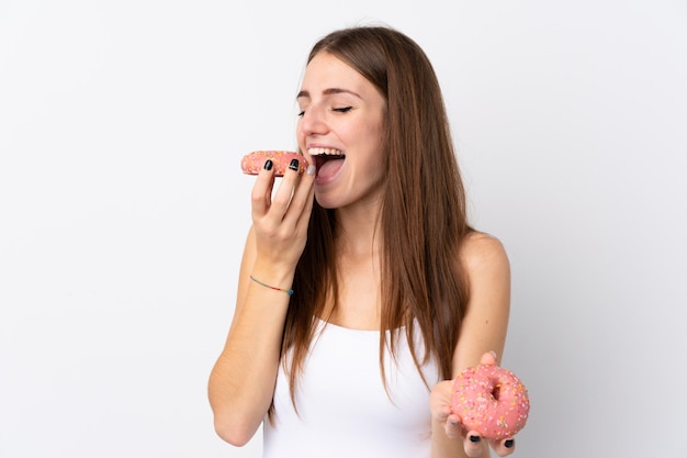 Женщина, держащая пончики на белой стене