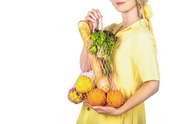 Donna che tiene un sacchetto di rete riutilizzabile con cordino ecologico frutta verdura ingrediente in cibo dietetico sano e vegetariano concetto di rifiuti zero ragazza con sacchetto di cotone ecologico frutta verdura biologica