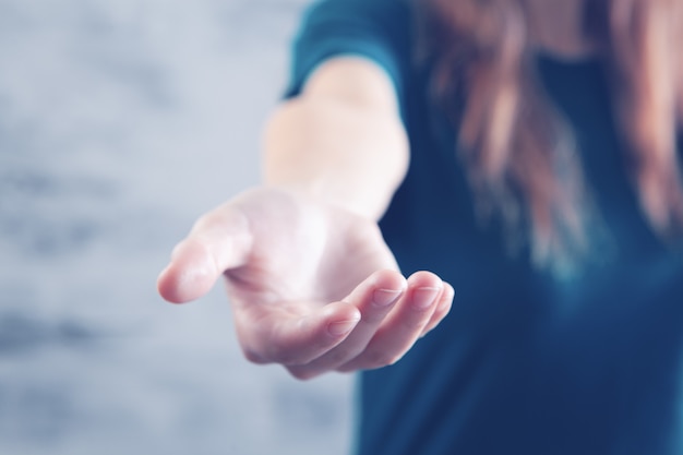 Photo woman holding an empty palm