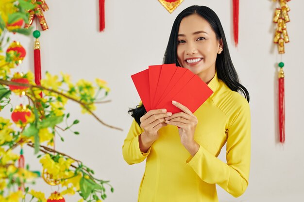 Photo woman holding envelopes with money