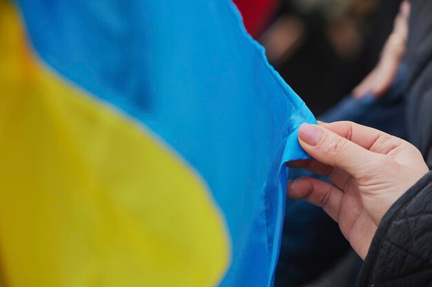 사진 덴마크에서 우크라이나를 지지하는 행동에서 발을 들고 있는 여성