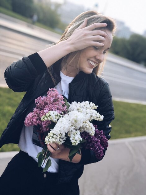 Foto donna con un bouquet di fiori