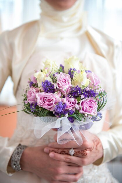 写真 花を持った女性