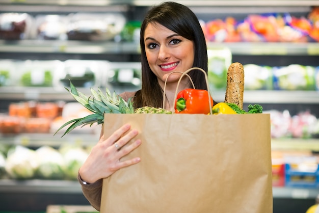 Donna con sacchetto di cibo