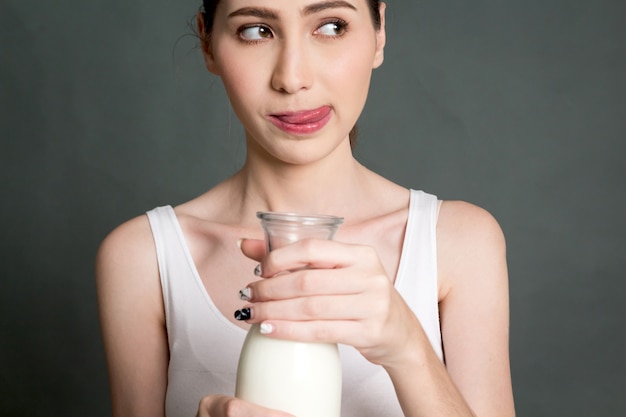 신선한 milk.healthy 라이프 스타일 개념의 유리를 잡고 여자