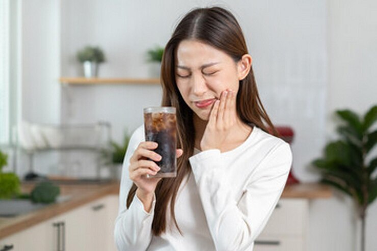 Photo 소다 한 잔 을 들고 미소 짓는 여자