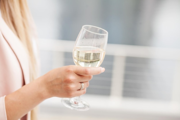 Foto una donna con in mano un bicchiere di vino bianco