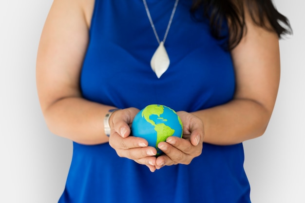 Foto donna che tiene palla globale nelle sue mani