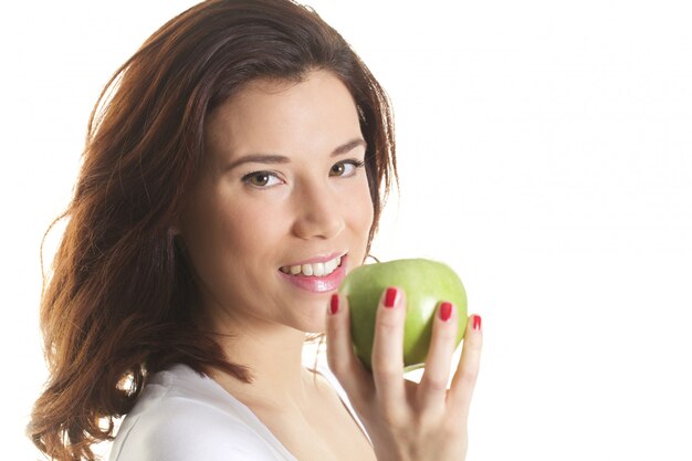 Donna con una mela verde