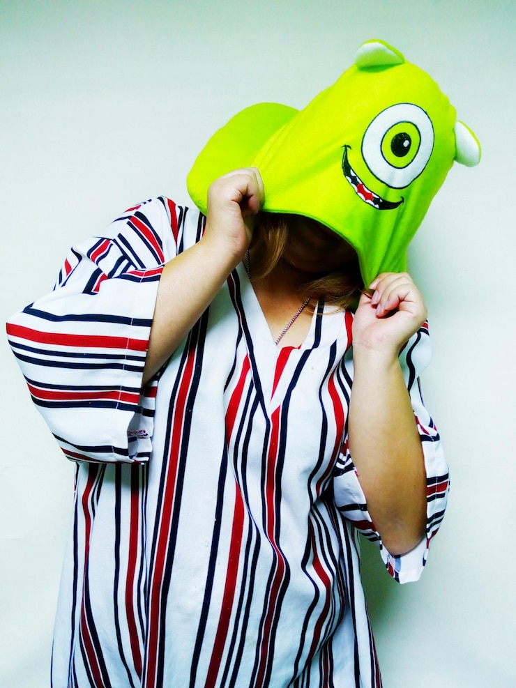फोटो woman holding hat against white background
