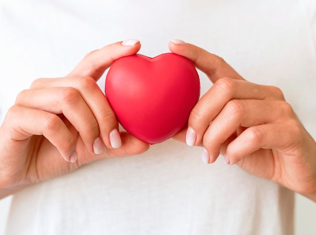 Photo woman holding heart shape