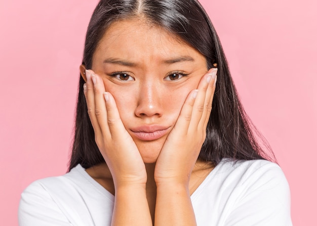 写真 女性の手のひらで彼女の頭を保持しているとカメラ目線