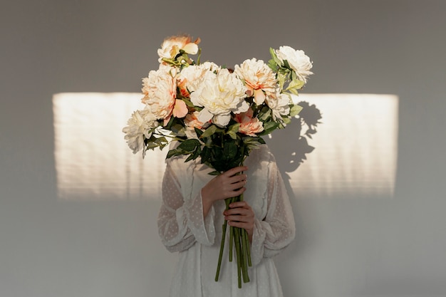 Photo woman holding huge flower bouquet